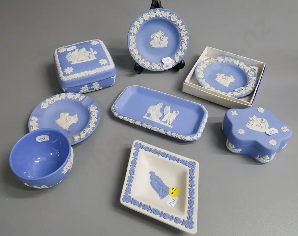 Wedgewood Jasper ware, 8 items, 2 trinket boxes, sugar bowl and 5 small plates Image 1++