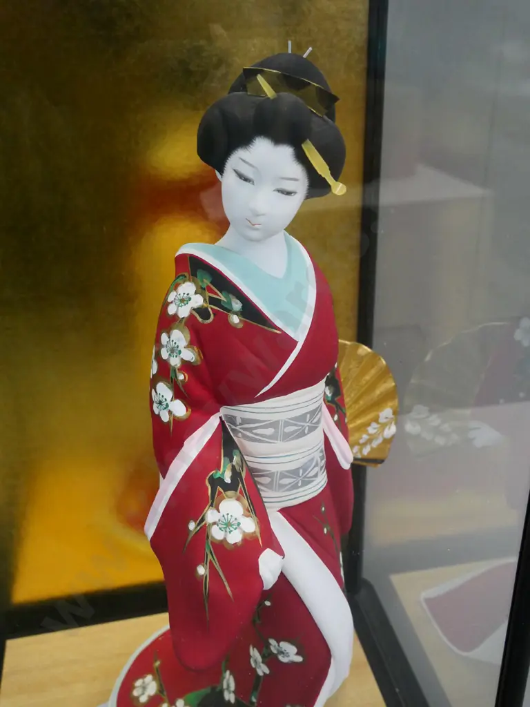 Japanese geisha figure in wood and glass display case H-460 W-290 D-210 (top loose, lift by base) Image 1++