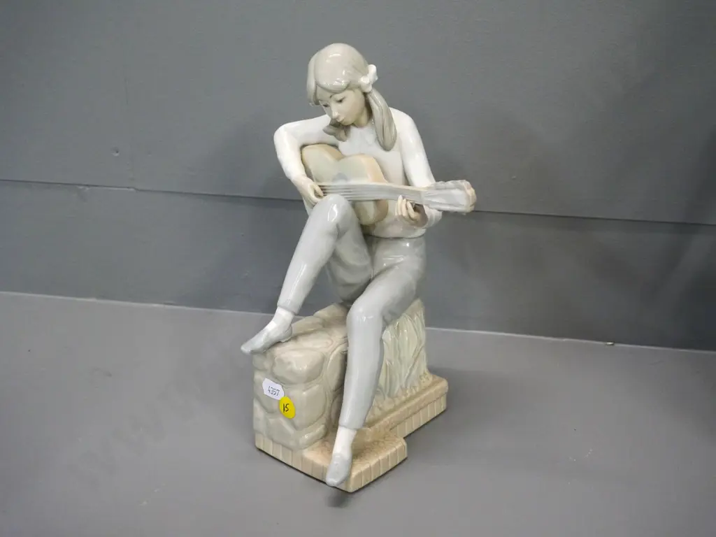 Nao figure of girl with guitar H-260 Image 1++