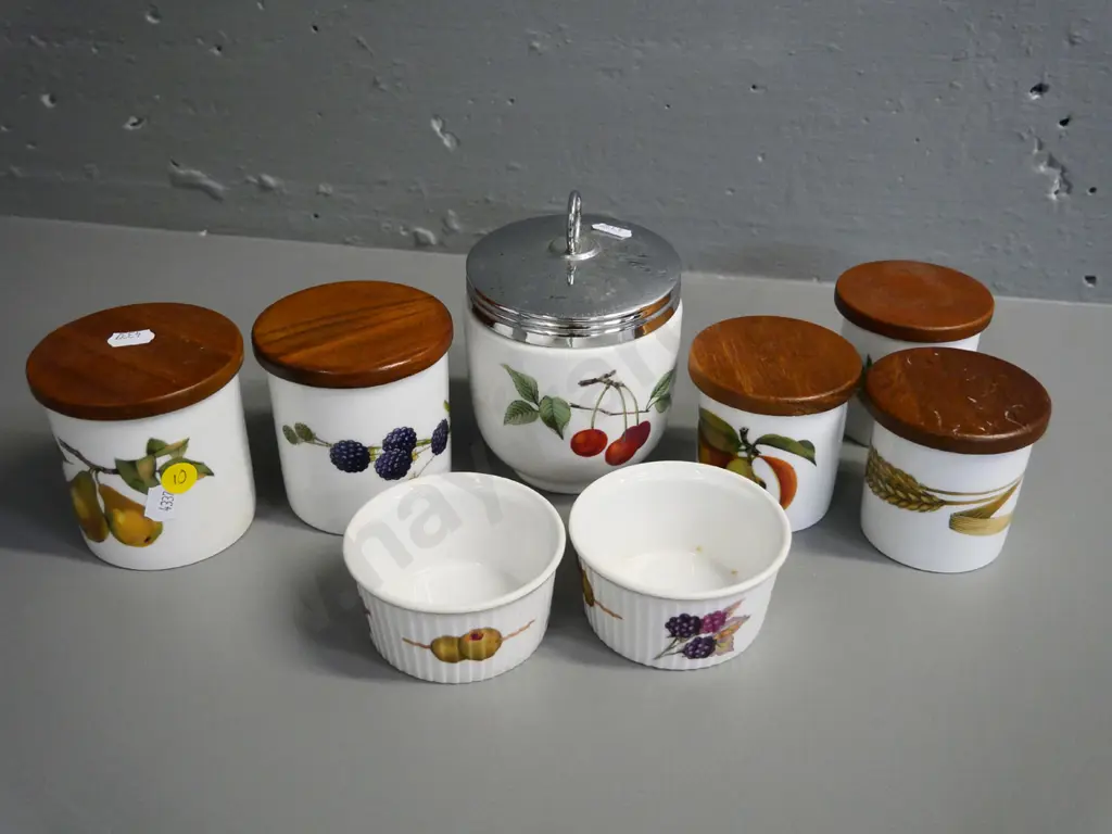 assorted Royal Worcester items - set of 5 wooden-lidded spice jars, large egg coddler, 2 ramekins - larger spice H-80 Image 1++