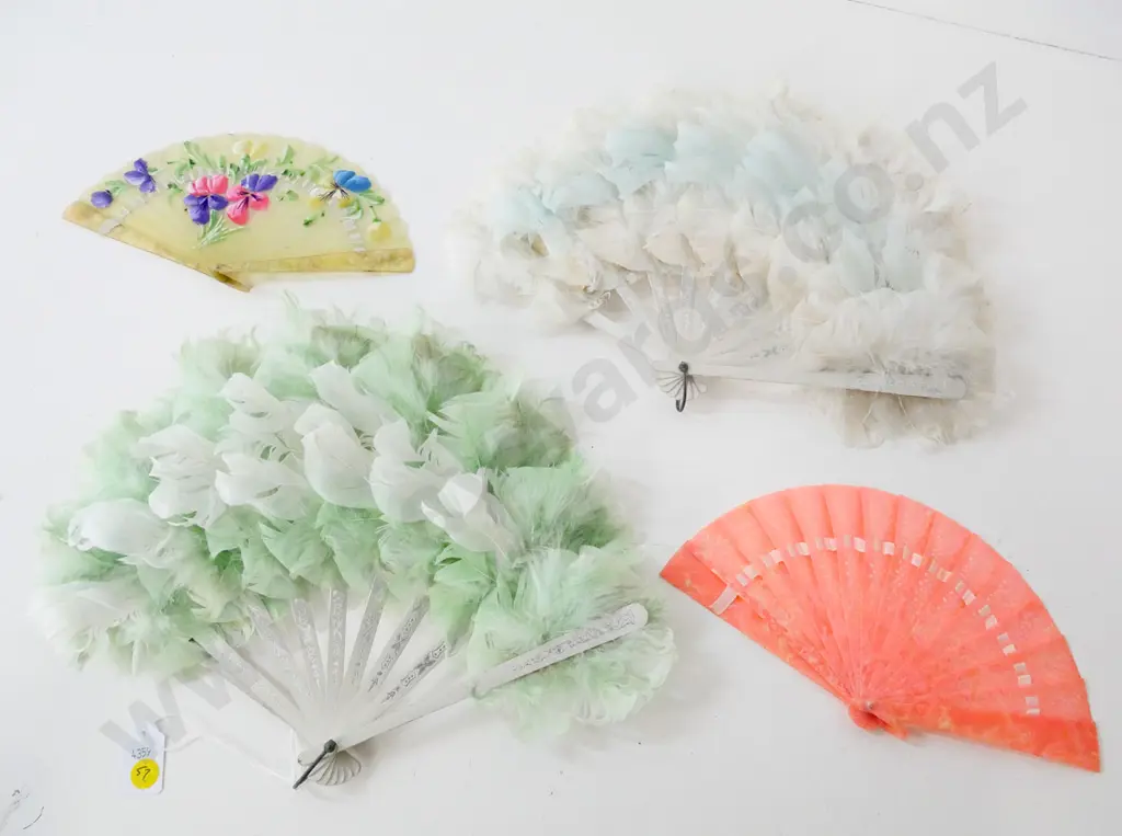 4 vintage celluloid or plastic opera fans - 2 feathered, one hand painted Image 1++