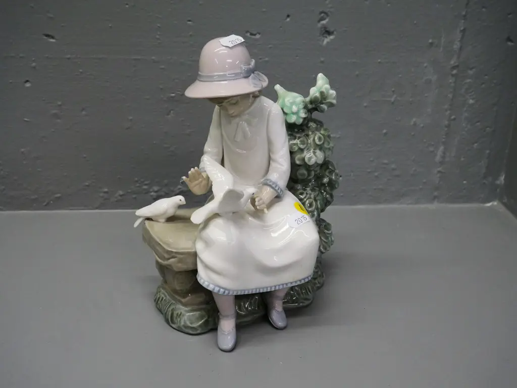 Nao figurine - girl with doves. H-220 W-180 Image 1++