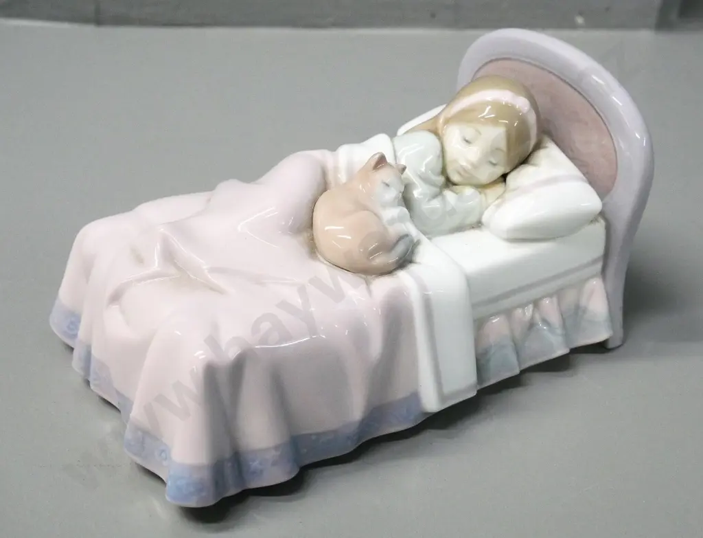 Lladro figure - girl in bed with cat H-90 L-160 W-90 Image 1++