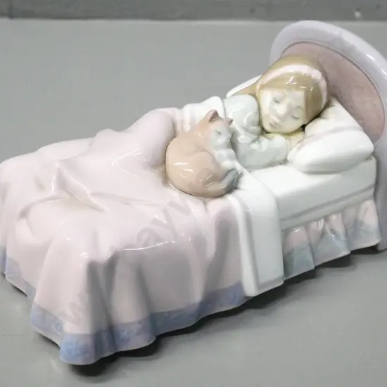Lladro figure - girl in bed with cat H-90 L-160 W-90