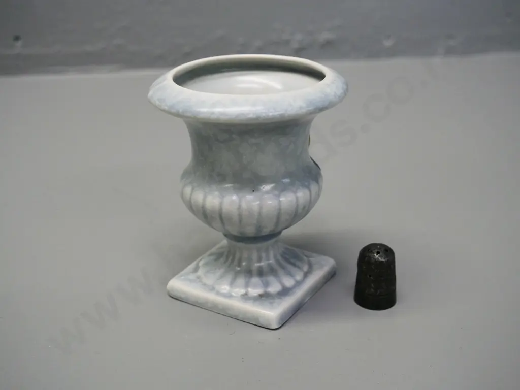 small Crown Lynn mottle glaze urn vase H-95 and a sterling silver thimble Image 1++
