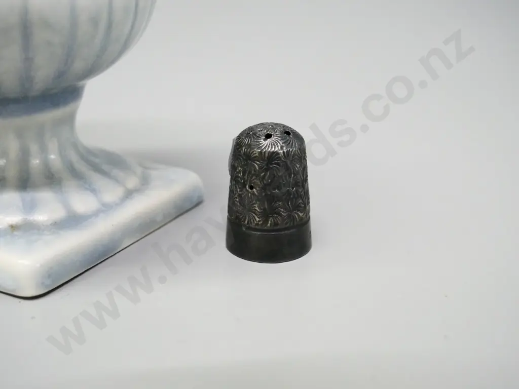 small Crown Lynn mottle glaze urn vase H-95 and a sterling silver thimble Image 1++
