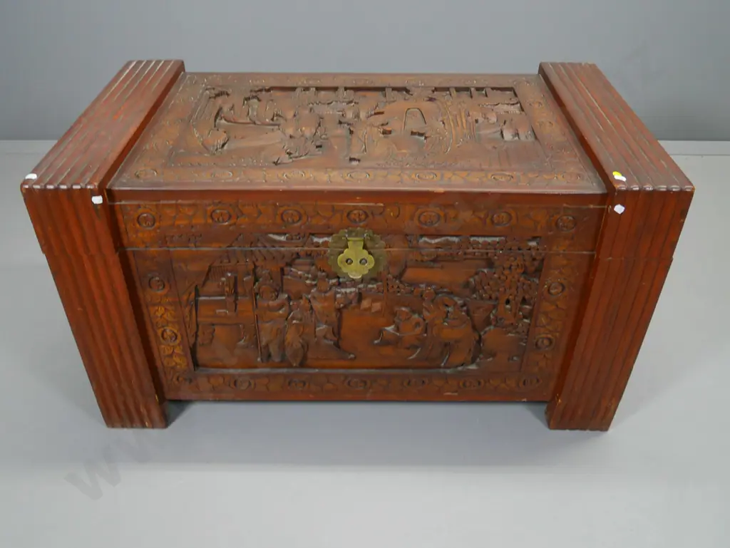 vintage Chinese carved camphorwood chest with brass catch and plate H-550 W-1040 D-560 Image 1++