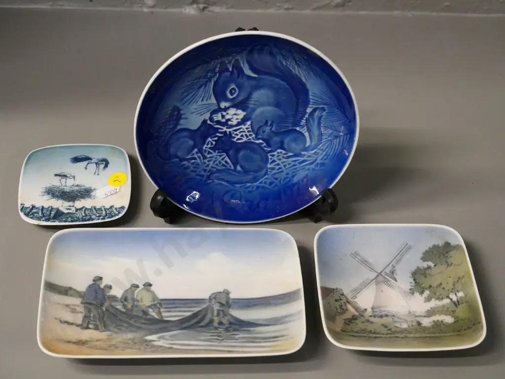 4 Royal Copenhagen dishes - largest one is 1977 Mother's Day, D-150 Image 1++