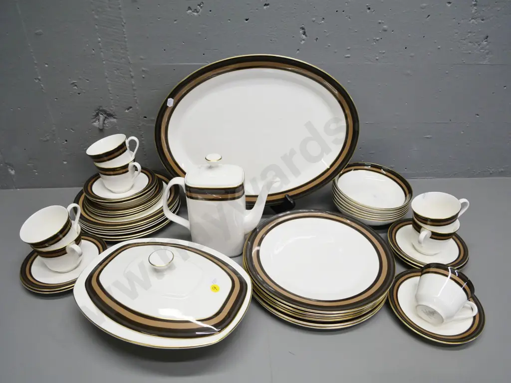 Royal Doulton Cadenza 6-place dinner set, missing 2 side plates, includes ashett, one lidded vegetable Image 1++