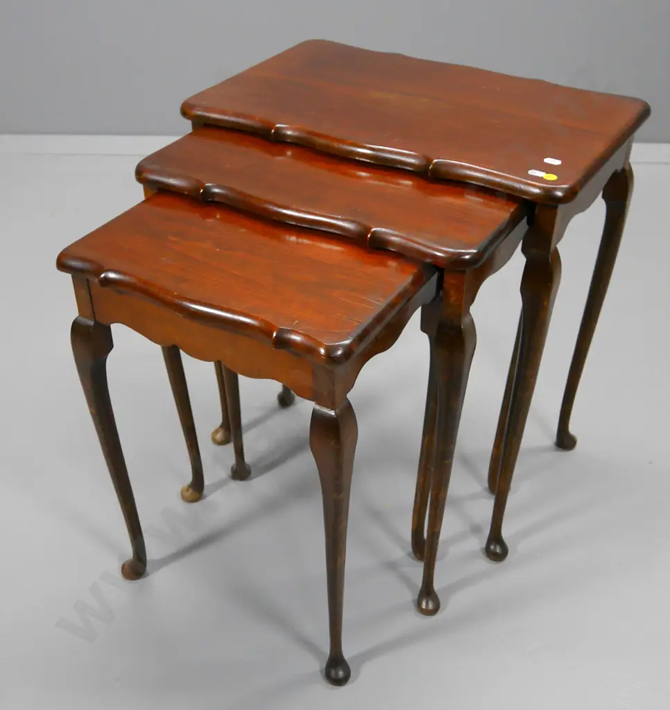 set of 3 mahogany cab-leg nesting tables, polish needs attention. Largest H-550 W-510 D-320 Image 1++