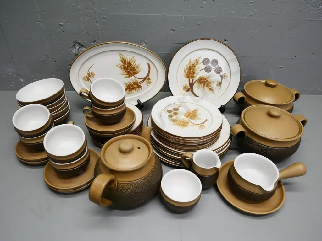 Denby 6-place dinner set with 2 lidded casseroles, teapot, etc. Image 1++