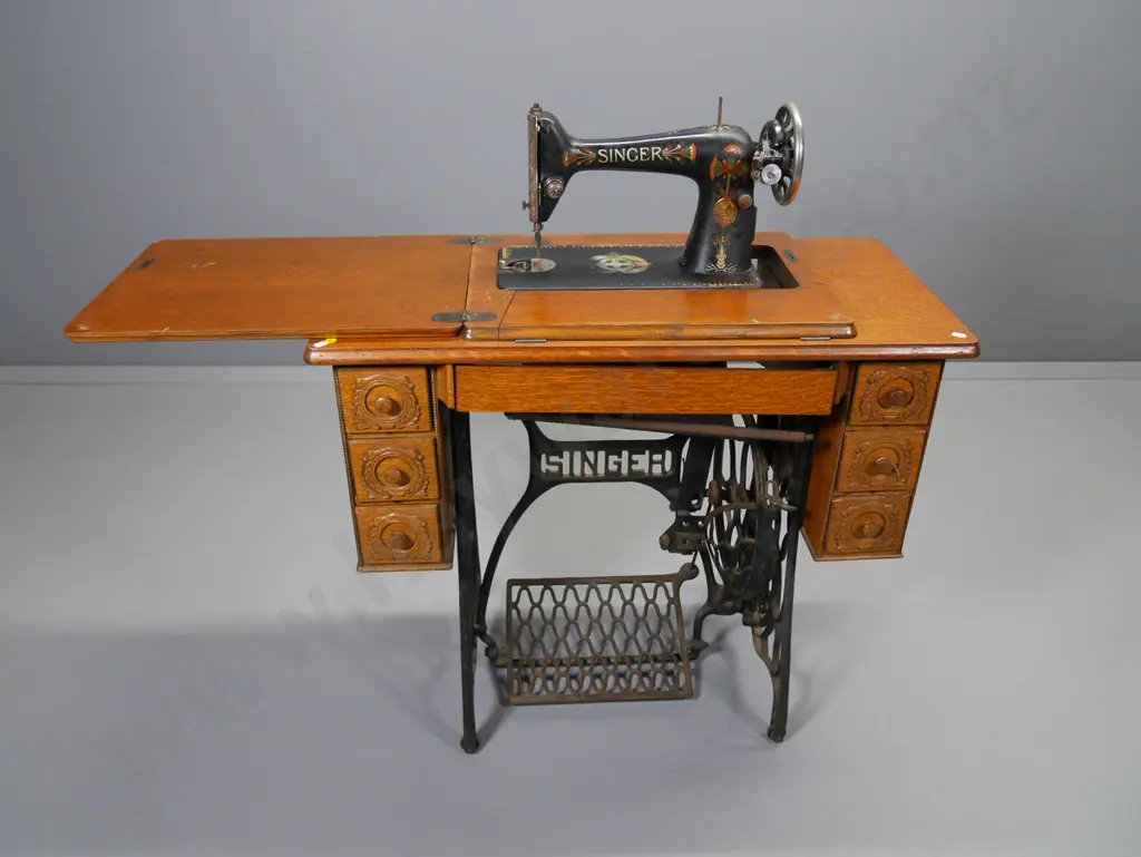 vintage oak-cased Singer sewing machine, no belt, treadle needs work, some damage to tilt drawer H780 W860 D400 Image 1++
