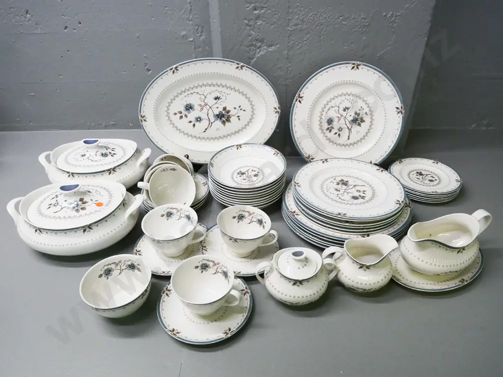 Royal Doulton Old Colony pattern dinner set incl. 2 covered veg, gravy boat & saucer, ashett - 6 to 8 place Image 1++