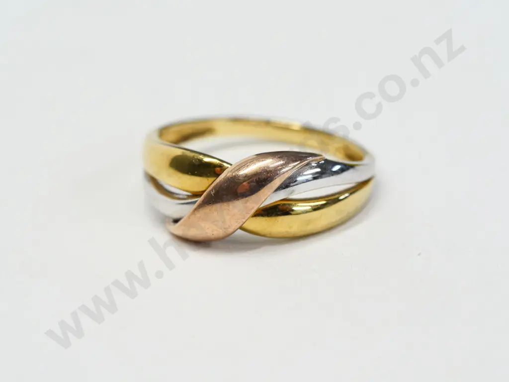plain cross over ring stamped 375 Image 1++
