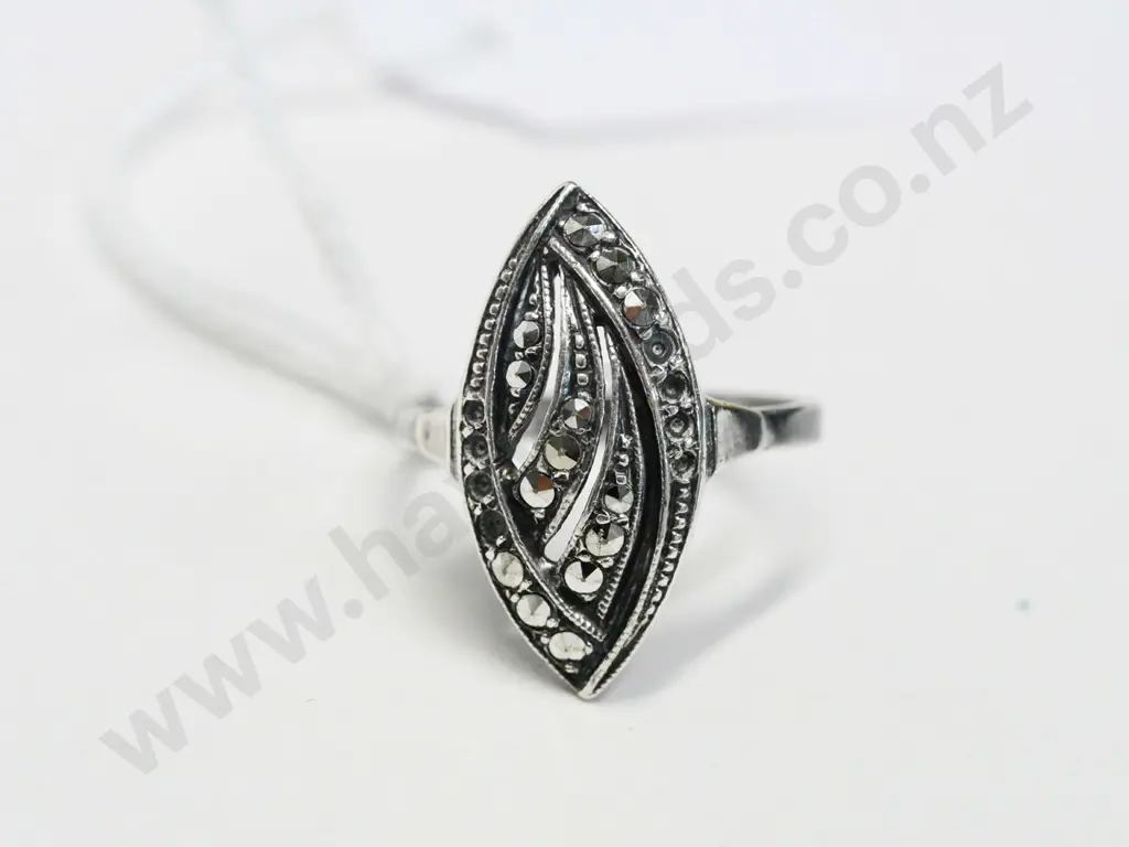 silver marcasite ring stamped 925 Image 1++