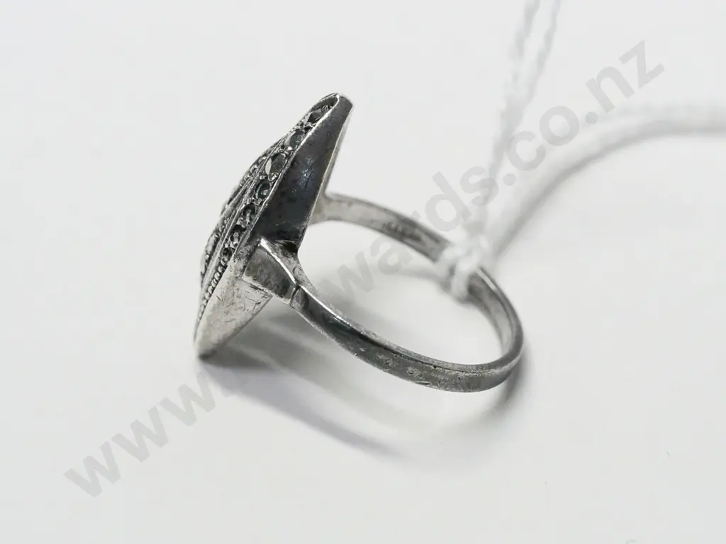 silver marcasite ring stamped 925 Image 1++