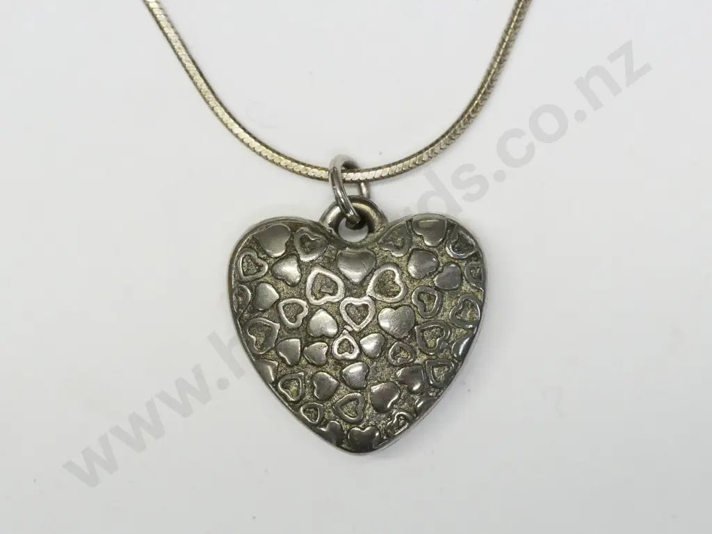 silver heart pendant on silver chain stamped 925 Image 1++