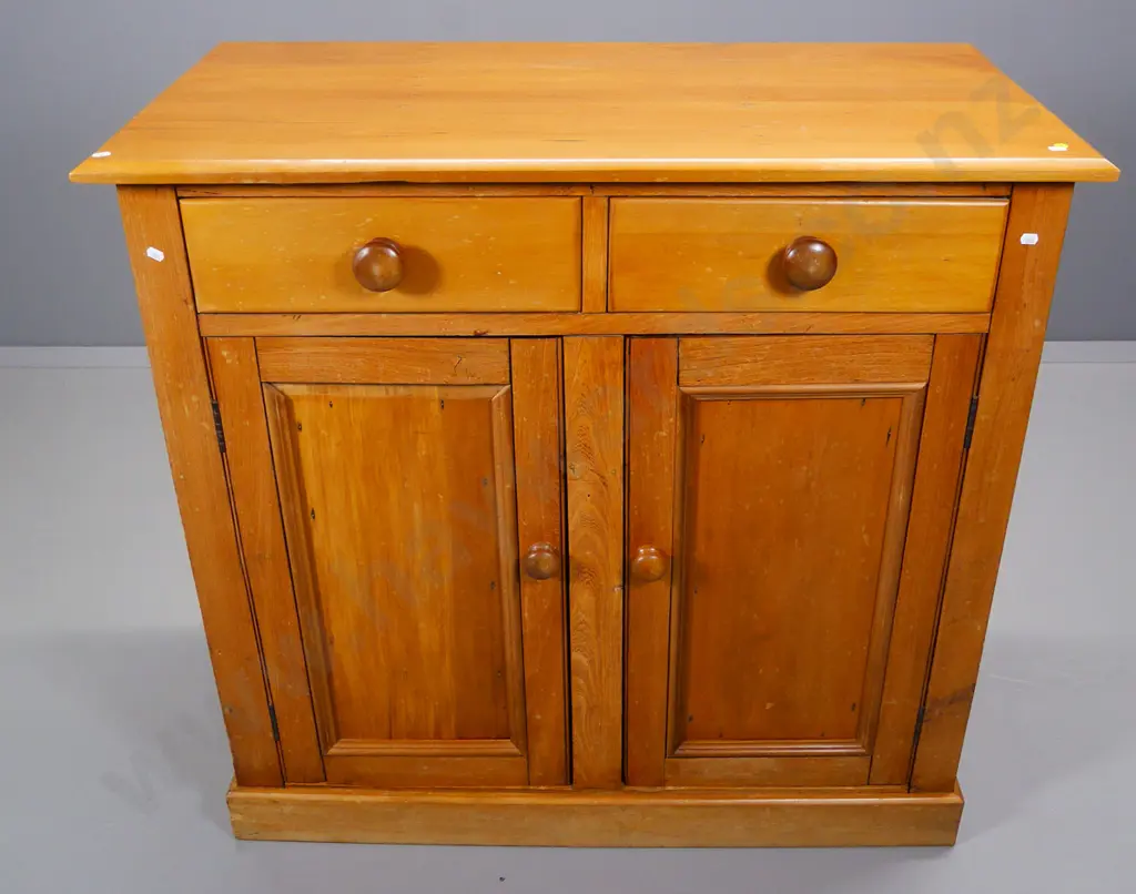 vintage kauri 2-door 2-drawer sideboard H-980 W-1040 D-500 Image 1++