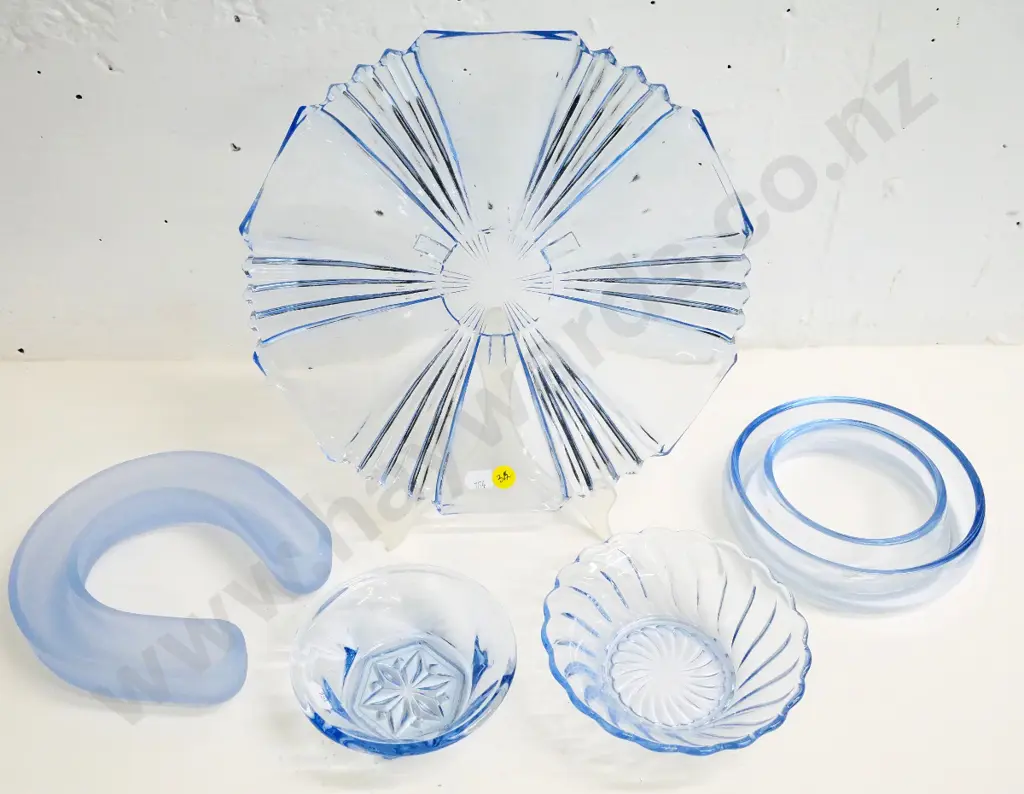 5 pieces of blue depression glass including one frosted item. Plate Diameter 270 Image 1++