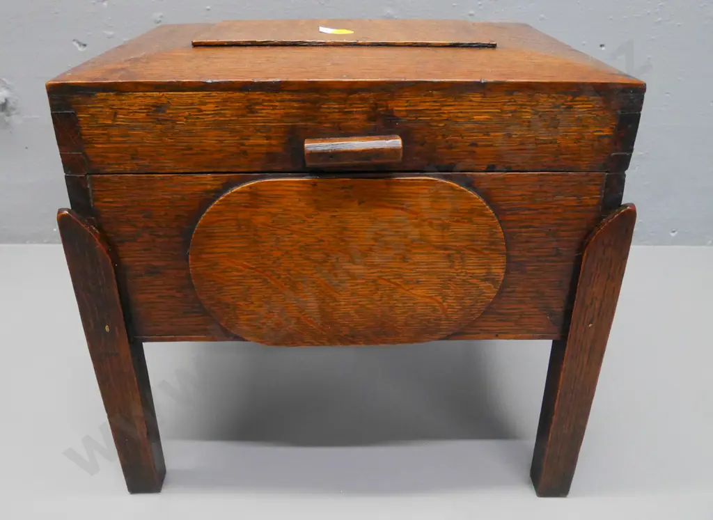 small Arts and Crafts style oak box on 4 legs, H-290, W-310, D-240 Image 1++