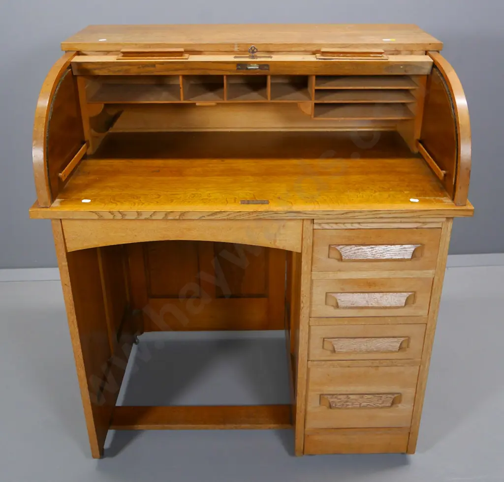 oak single pedestal 4-drawer roll-top desk, lockable top with key. Some stains and marks on top. H-1070 W-910 D-610 Image 1++