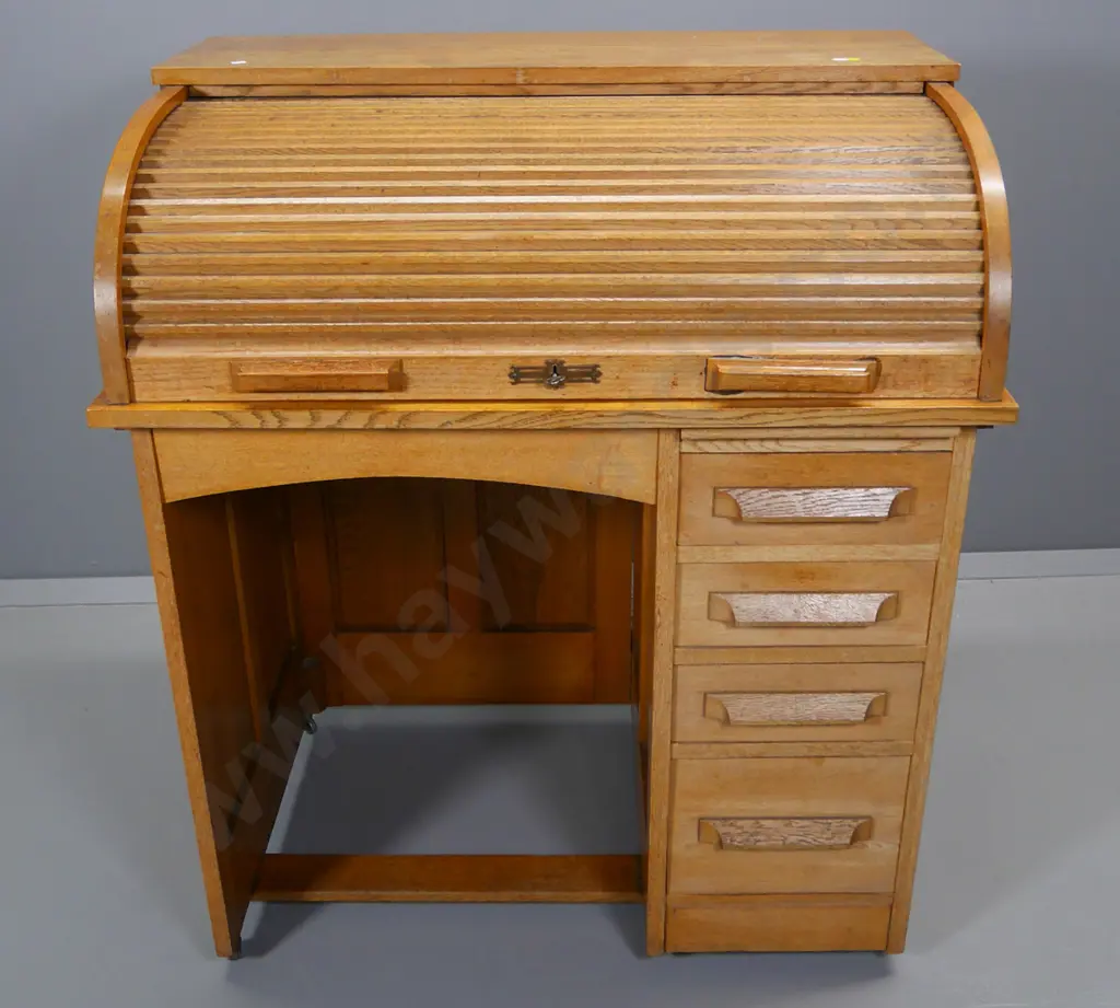oak single pedestal 4-drawer roll-top desk, lockable top with key. Some stains and marks on top. H-1070 W-910 D-610 Image 1++