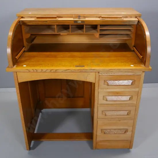oak single pedestal 4-drawer roll-top desk, lockable top with key. Some stains and marks on top. H-1070 W-910 D-610