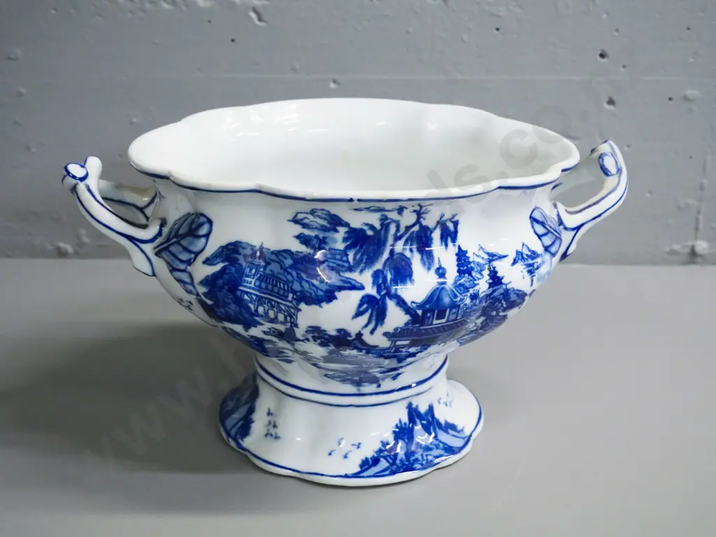 blue & white asian design double handled and footed bowl, no maker's mark H-190 D-240 Image 1++