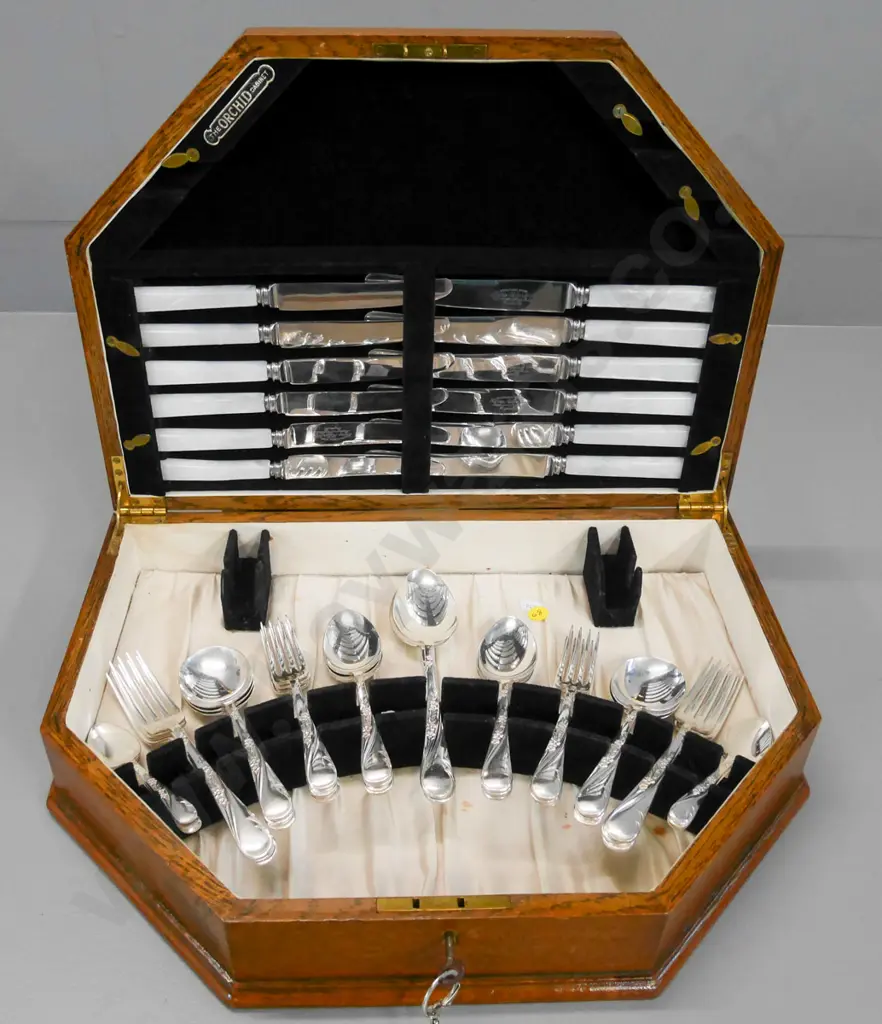 oak canteen of Sheffield silver cutlery, Edinburgh patterned Image 1++