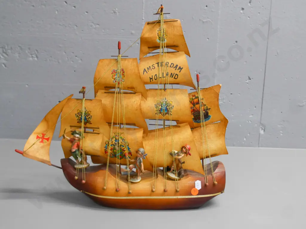 wood based sailing ship table lamp with 3 pirate figures  - English plug H-400 W-400 Image 1++