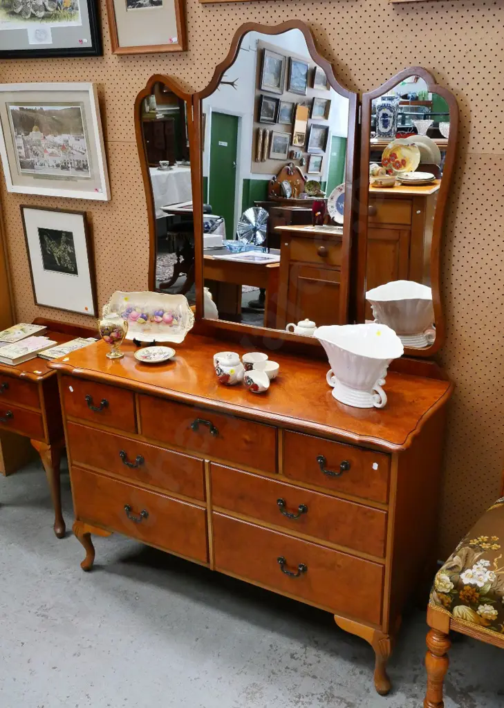 mahogany 7-drawer duchess w/ burr walnut top and drawer fronts, wing mirrors H-1670 W-1120 D-430 Image 1++