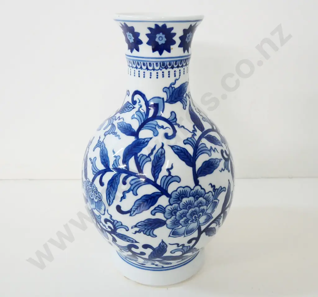 Asian blue and white vase, no maker's marks H-300 Image 1++