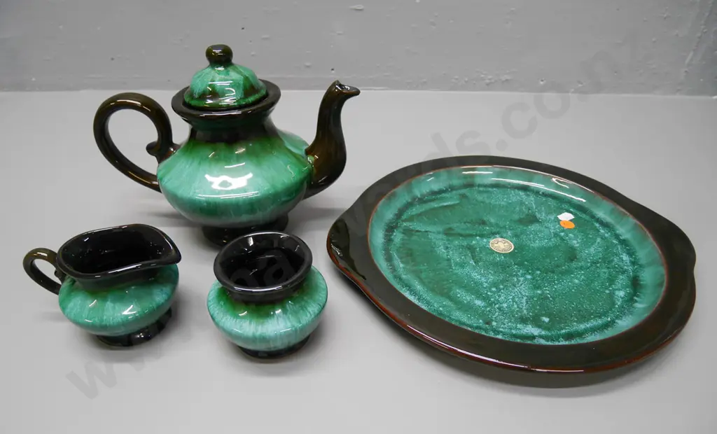 Blue Mountain tea set with teapot and tray Image 1++