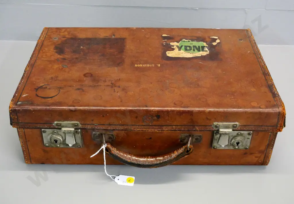 small New Zealand made Atlas fitted leather suitcase - D. Robinson name plate H-150 W-460 D-290 Image 1++