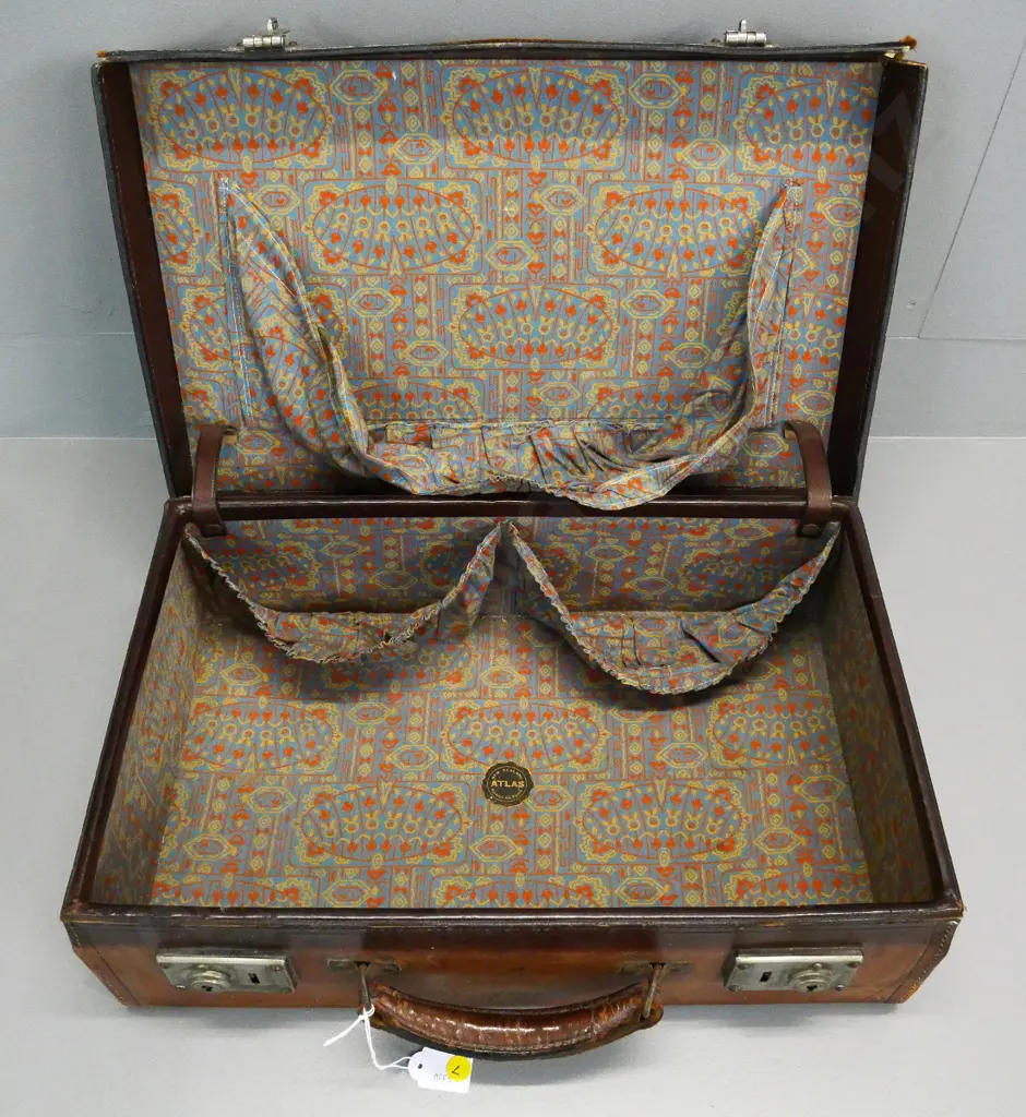 small New Zealand made Atlas fitted leather suitcase - D. Robinson name plate H-150 W-460 D-290 Image 1++