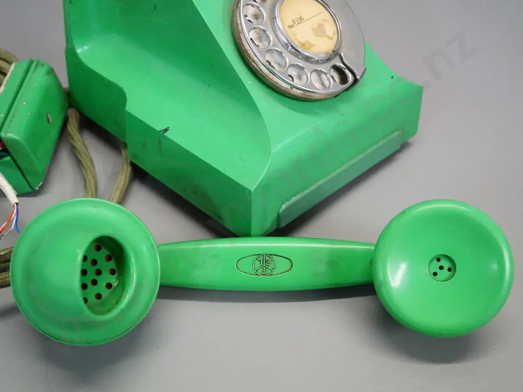vintage green bakelite/plastic dial telephone Image 1++
