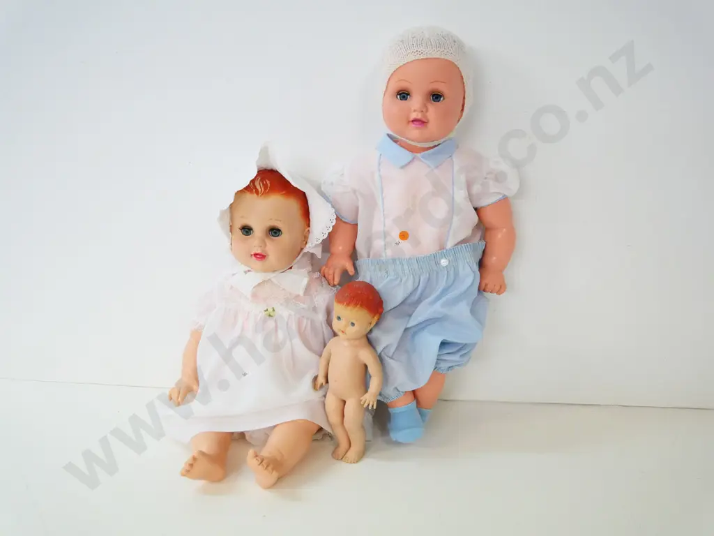 3 vintage dolls - 2 dressed, one smaller - one with bonnet is H-550 Image 1++