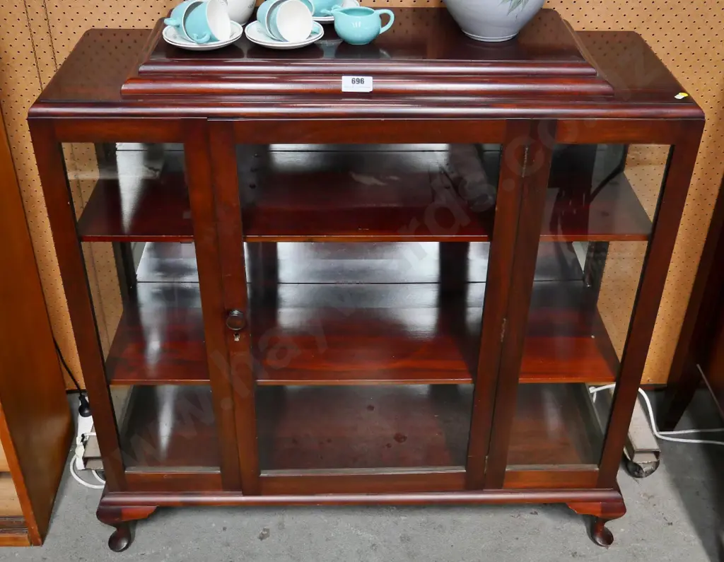 mahogany single door cab-leg china cabinet with glazed sides, key escutcheons, no key. splitting on top H1090 W1060 D360 Image 1++