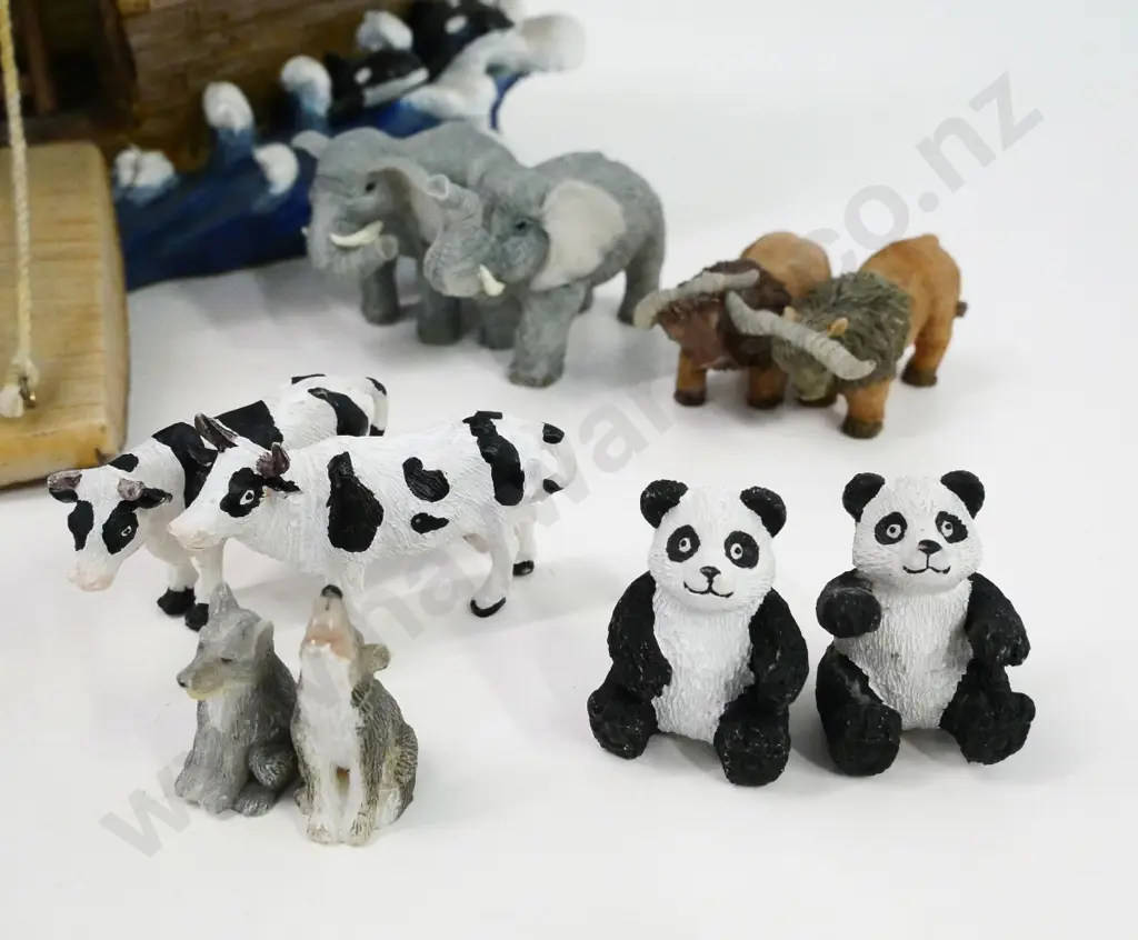 composite Noah's Ark set with illuminated cabin - one giraffe with broken leg, several others chipped H255 L400 Image 1++