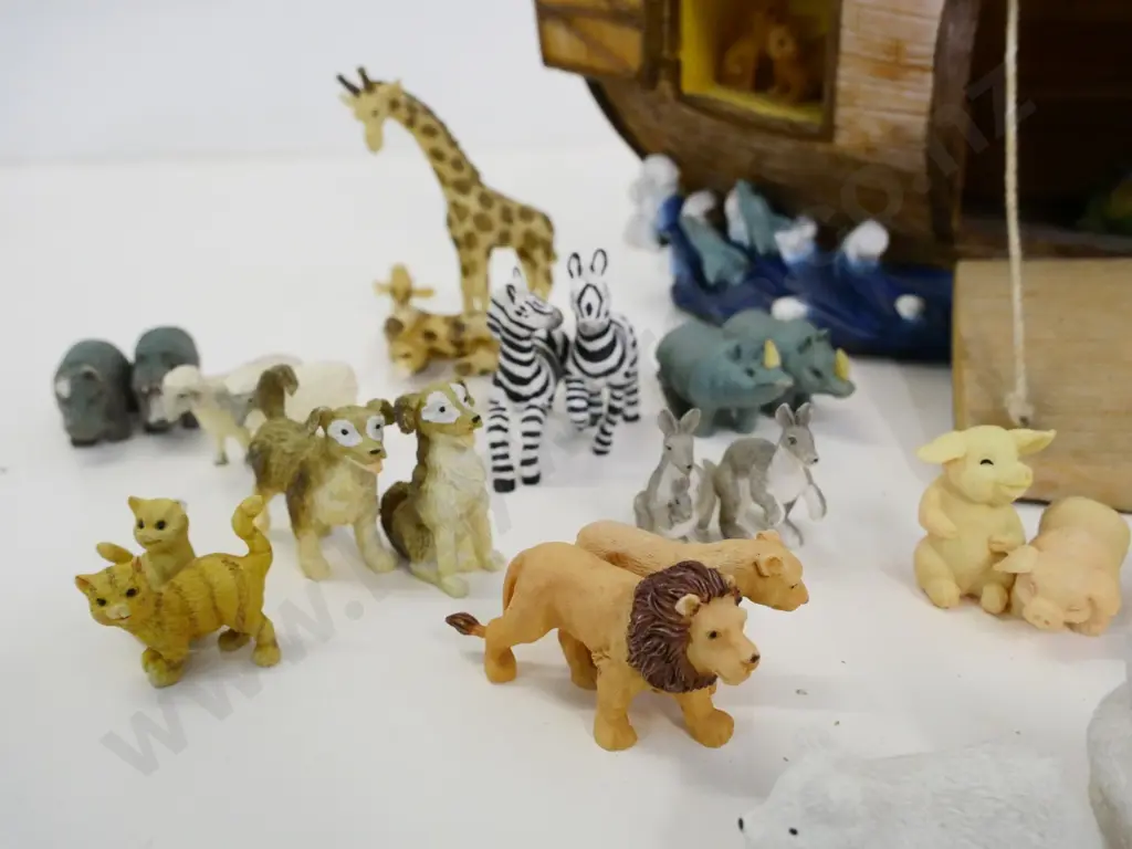 composite Noah's Ark set with illuminated cabin - one giraffe with broken leg, several others chipped H255 L400 Image 1++
