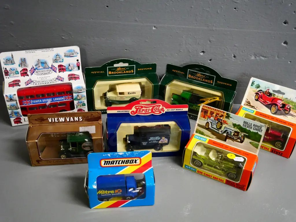 8 boxed die-cast vehicles, various makes - vintage delivery vans, cars, etc. Image 1++