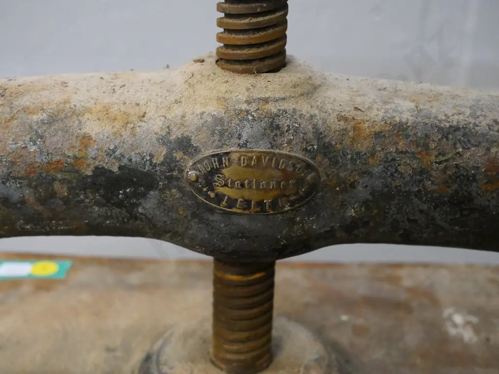 vintage cast iron book press - stamped John Davidson - Leith - has general surface corrosion H-280 W-400 D-250 Image 1++
