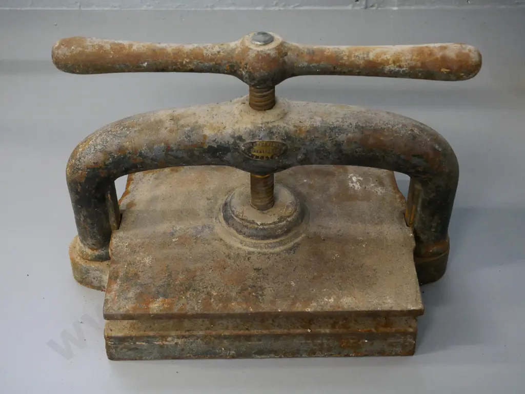 vintage cast iron book press - stamped John Davidson - Leith - has general surface corrosion H-280 W-400 D-250 Image 1++