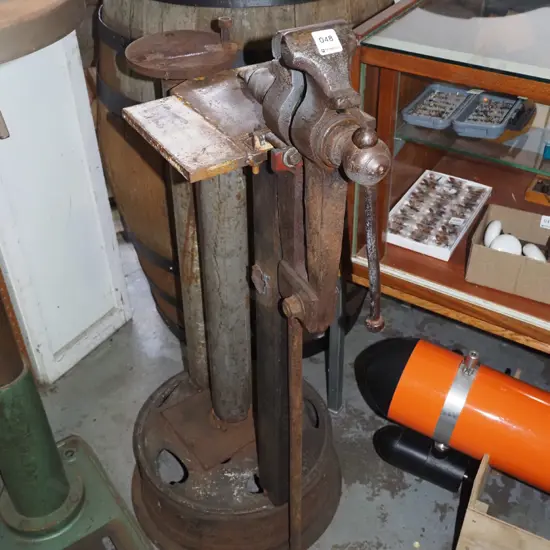blacksmith's vice on hame made metal stand  Vice H1040