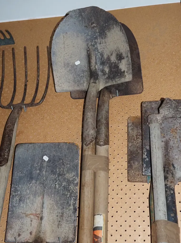 2x shovels Image 1++