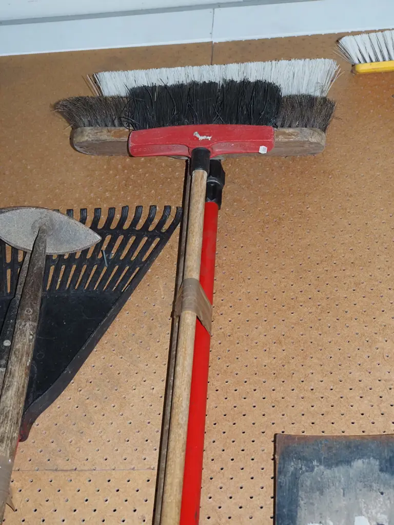 3x brooms Image 1++