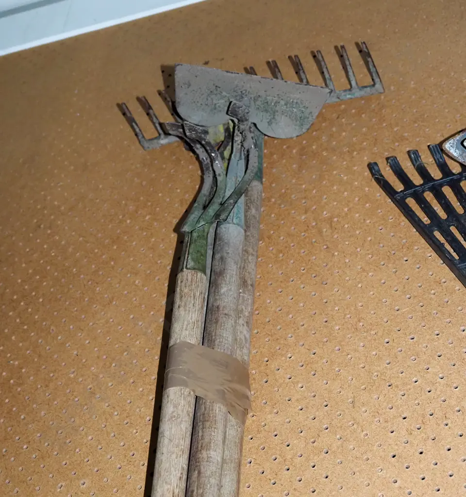 garden rake, 2x hoes, cultivator Image 1++