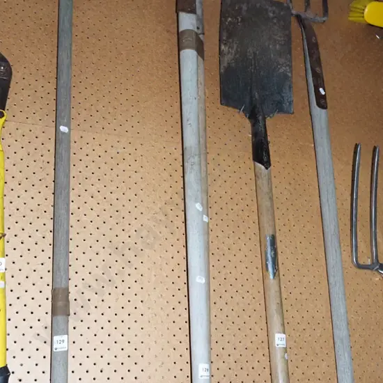 2x rusty shovels