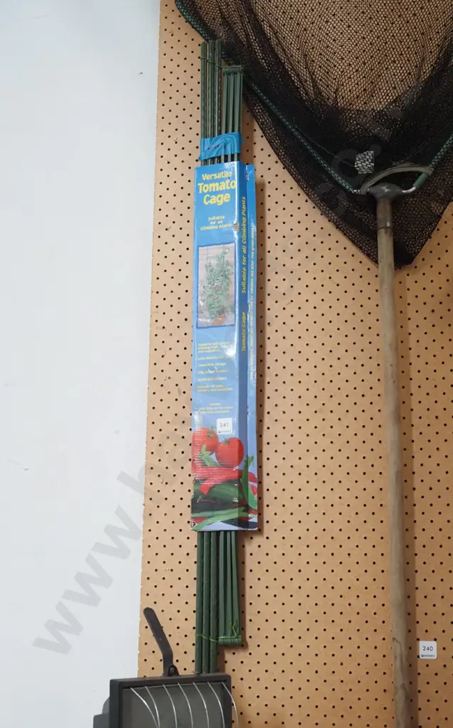 plastic tomato cage Image 1++