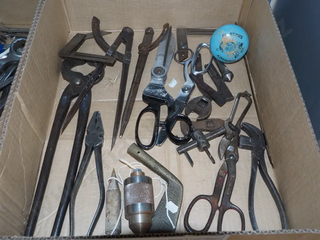 box; pinking shears, tin snips, callipers etc Image 1++